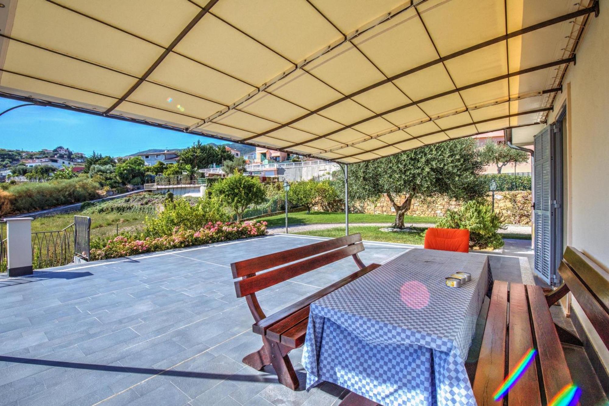 Lucia Riviera Dei Fiori Pool - Happy Villa